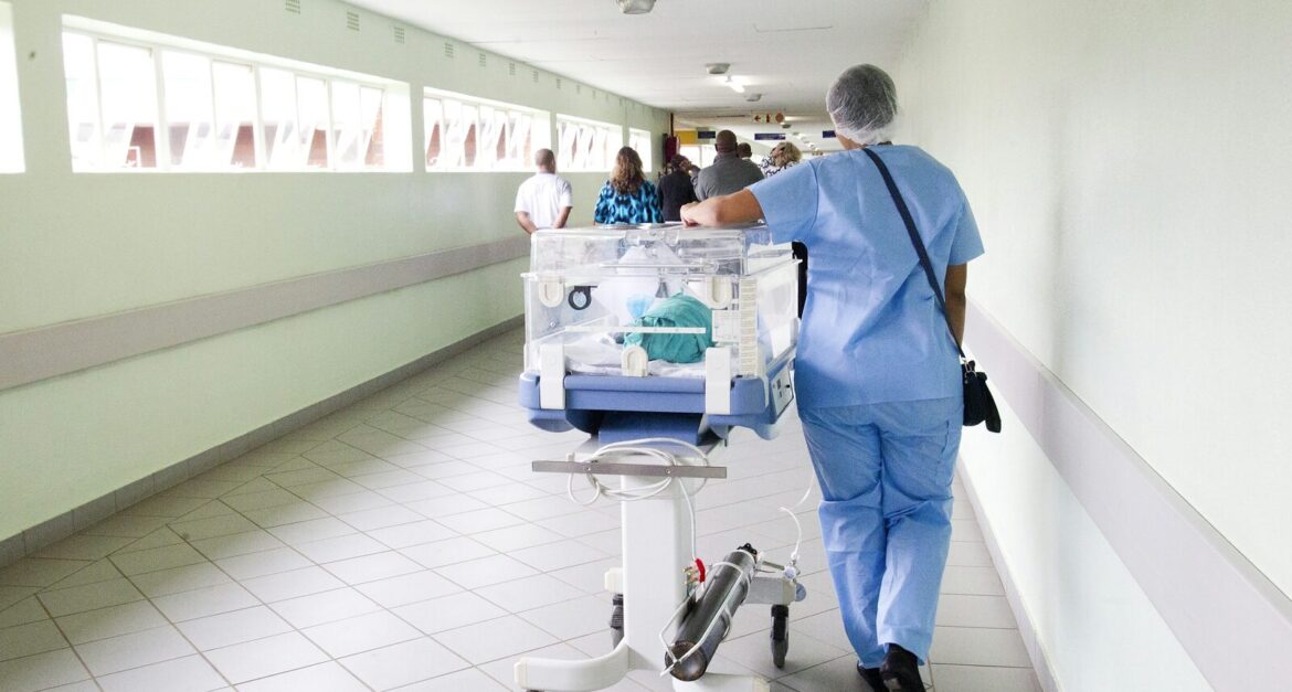Acil müdahale için sağlık altyapısı – hastane koridorunda sağlık personeli