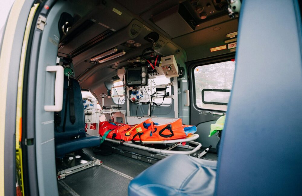 Tam donanımlı ambulans iç donanımı ve sedye