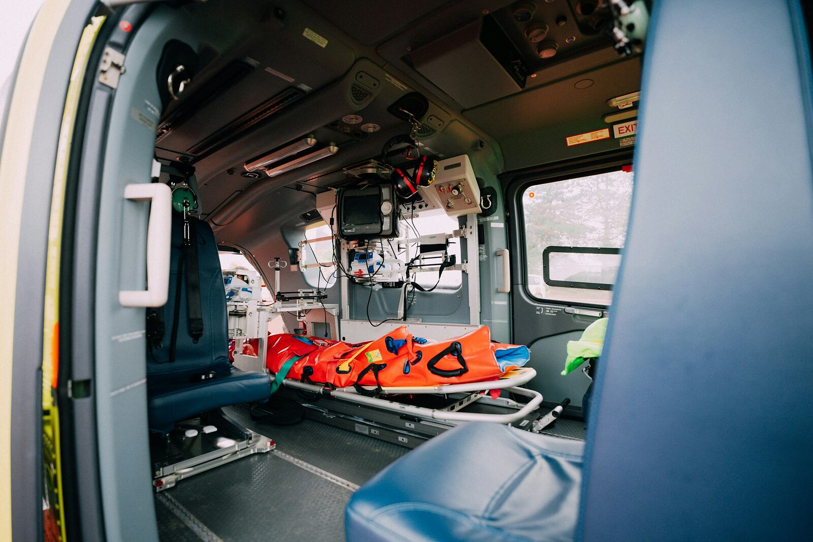 Tam donanımlı ambulans iç donanımı ve sedye