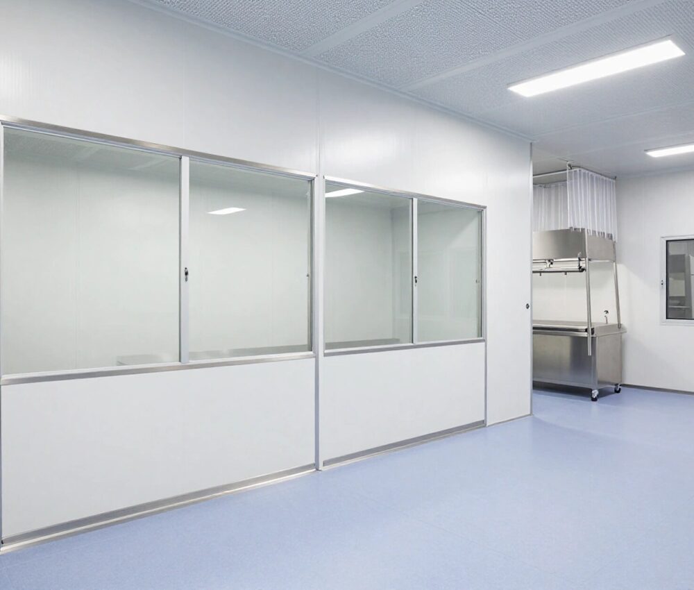 ISO 5 temiz oda içinde laminar akış ünitesi altında aseptik dolum alanı