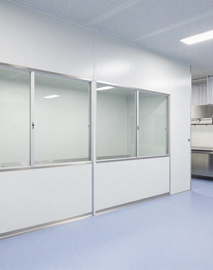 ISO 5 temiz oda içinde laminar akış ünitesi altında aseptik dolum alanı ISO 5 temiz oda içinde laminar akış ünitesi altında aseptik dolum alanı