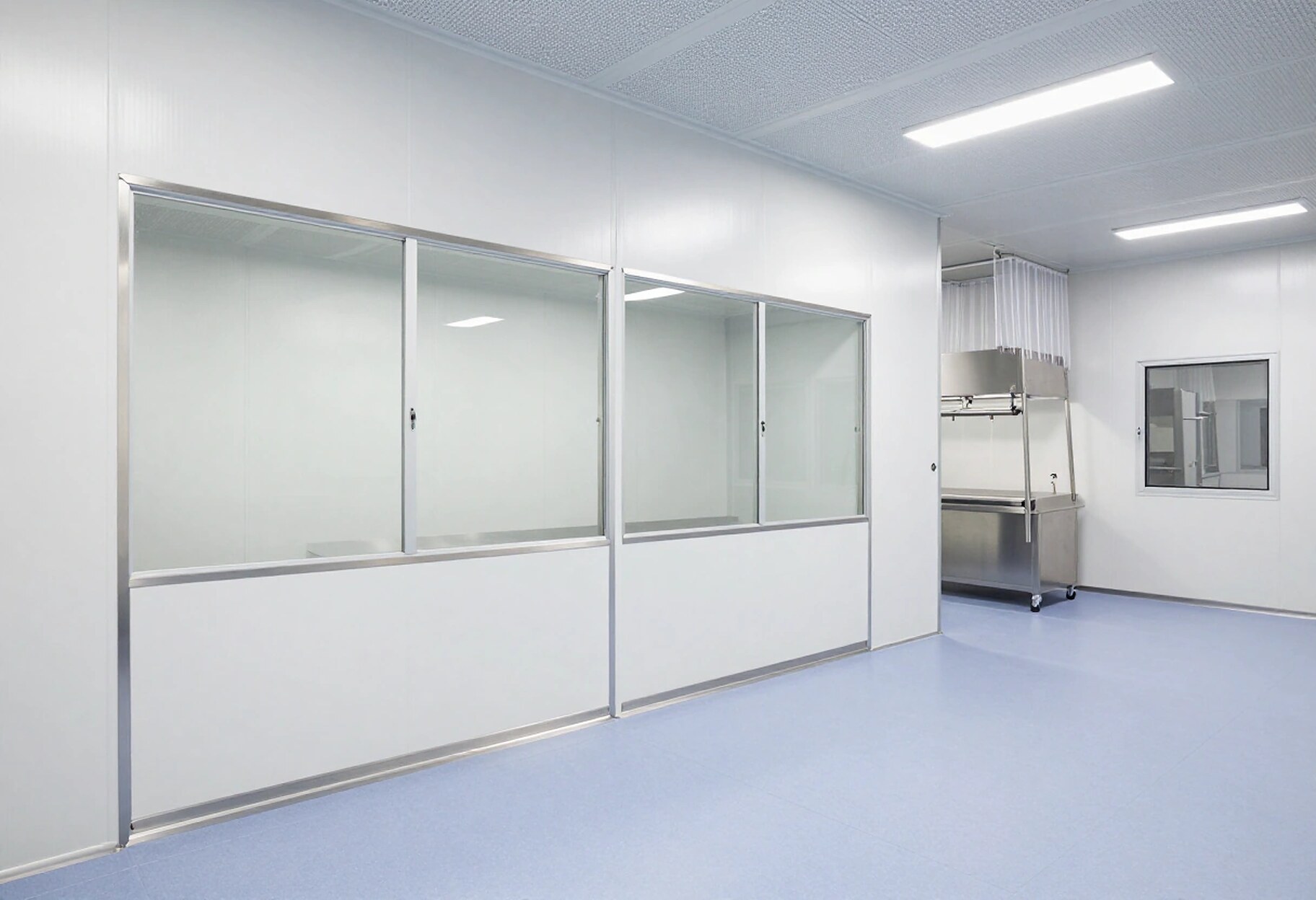 ISO 5 temiz oda içinde laminar akış ünitesi altında aseptik dolum alanı