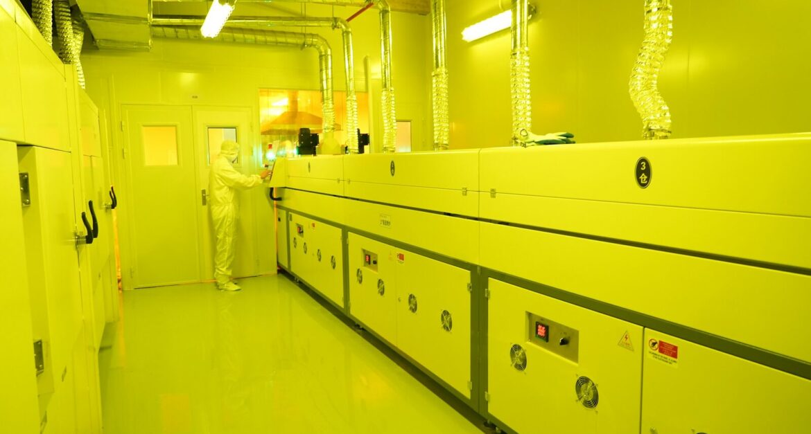 Elektronik ve yarı iletken üretiminde sarı ışıklı temiz oda