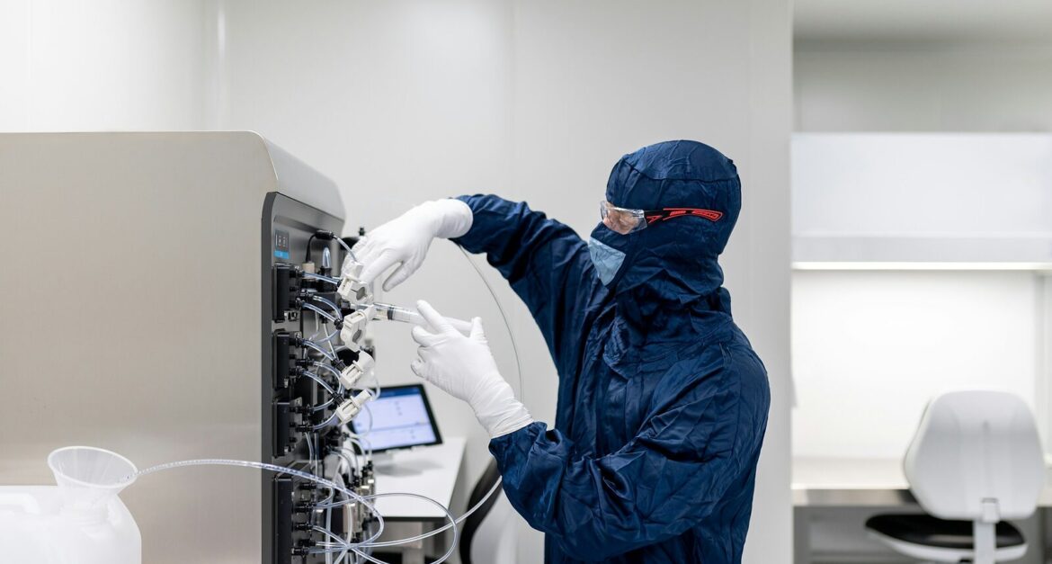 ISO 7 temiz oda içinde çalışan operatör